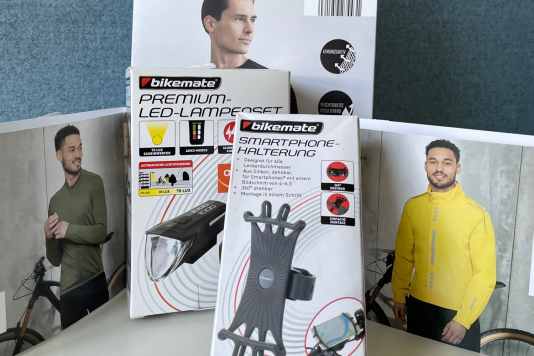 Was taugen Fahrradlicht, Regenjacke & Co.?