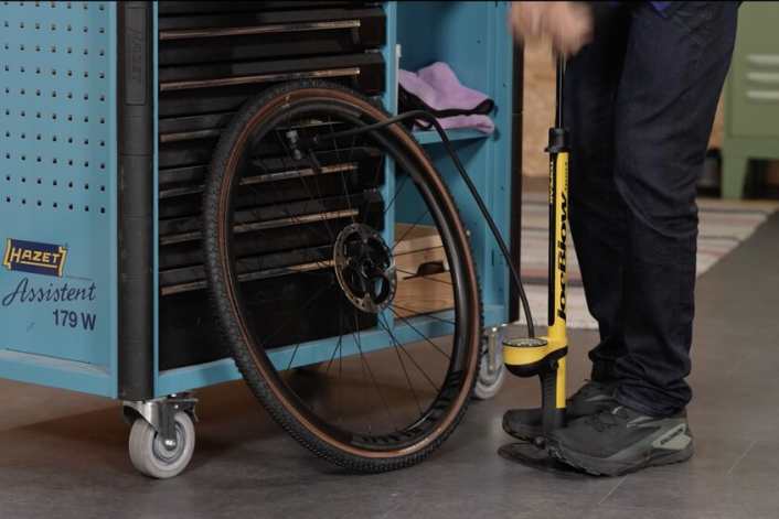 Versender baut Carbon-Laufradsatz für Gravelbikes