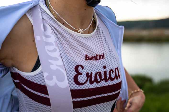 Santini präsentiert Trikots, Hosen und Hoodies