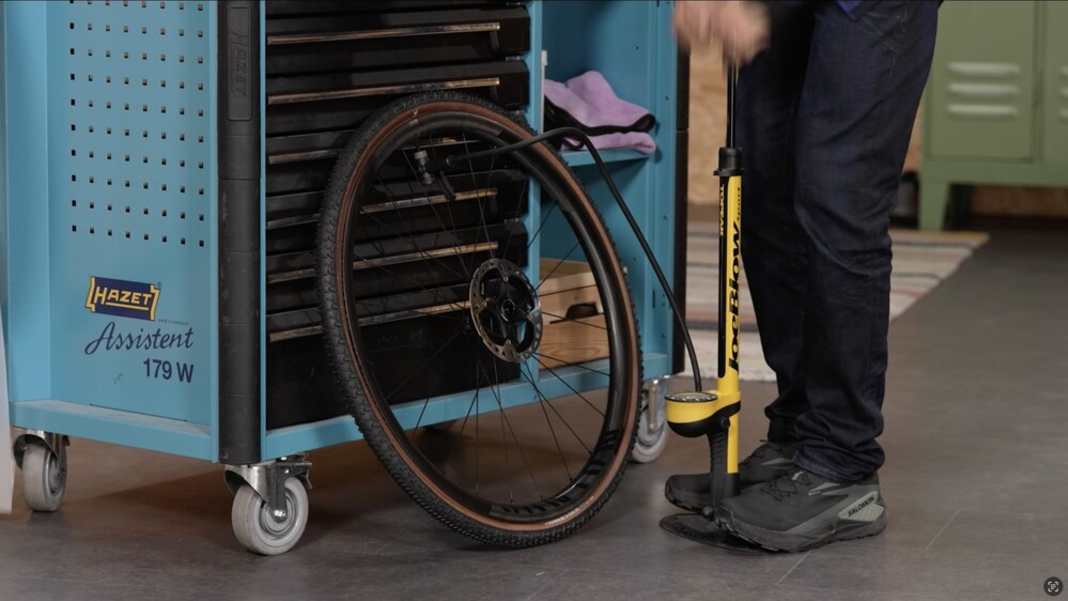 Versender baut Carbon-Laufradsatz für Gravelbikes