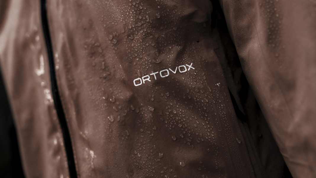 So hält deine Regen-Bekleidung länger dicht! Spoiler: Selten waschen hilft nicht