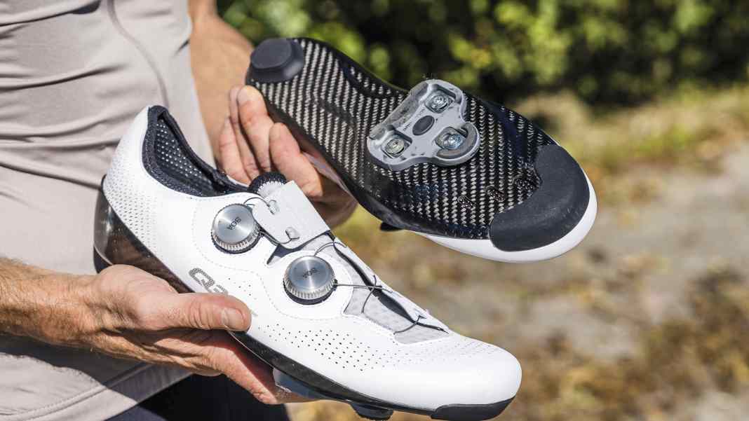 Radschuhe, Helm, Sattel, Brille & Reifen