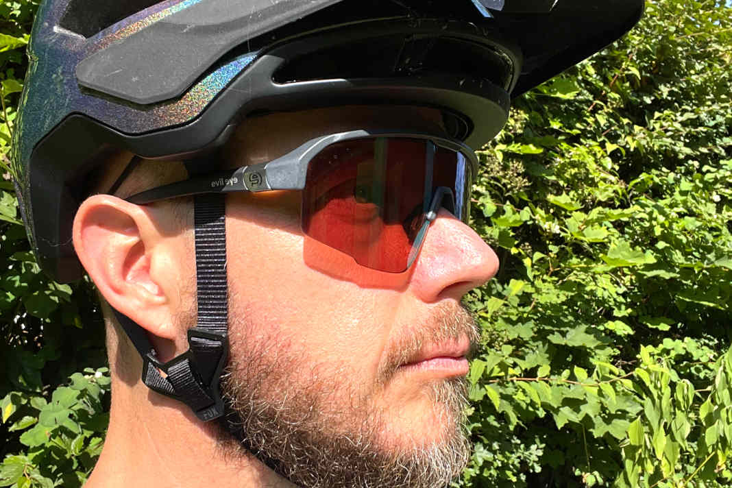 Die Sonnenbrille aus Holz und Stroh