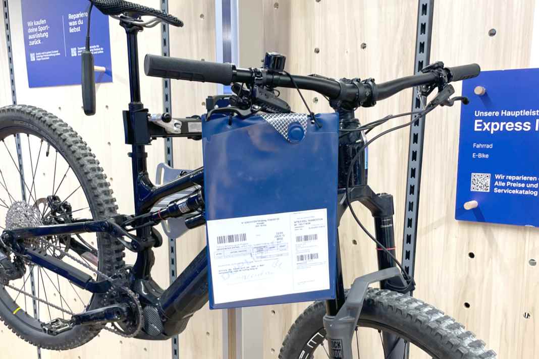 Unser Rockrider-Testbike bei der Wartung in der Decathlon-Werkstatt