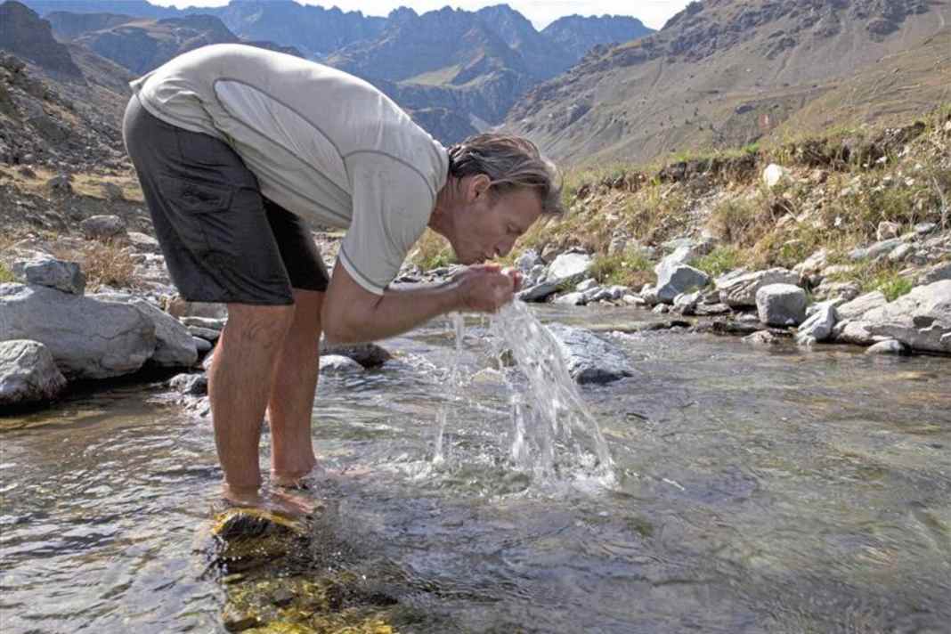 Trinkflasche in einer Quelle füllen - gute oder schlechte Idee?
