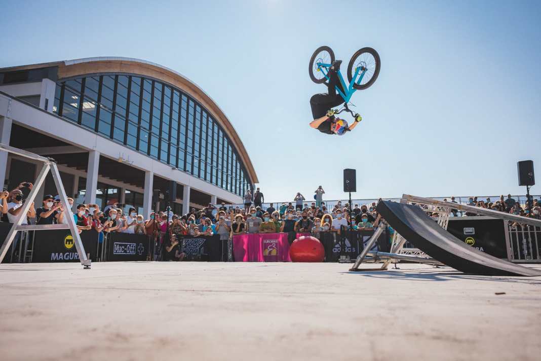 Danny MacAskill mit dem Drop & Roll Team