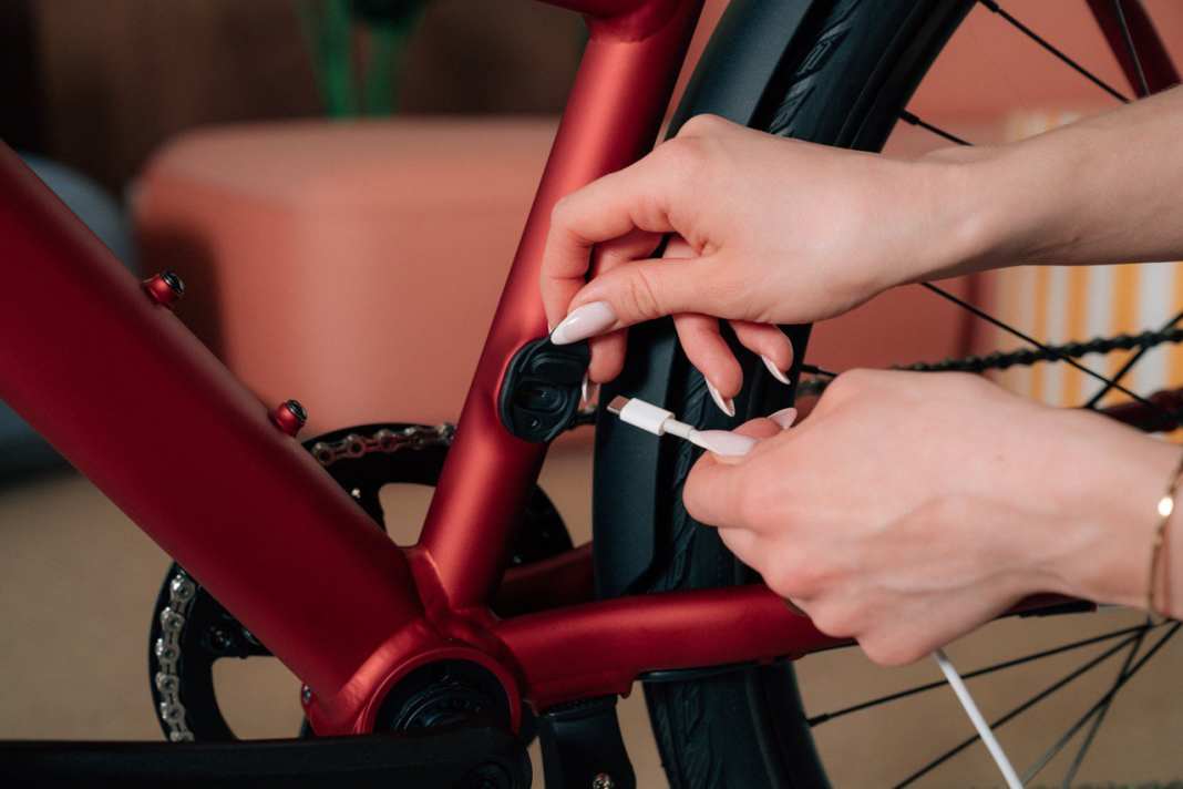 Weniger Elektroschritt! Ampler bringt erste E-Bikes mit USB-C-Ladeanschluss im Rahmen