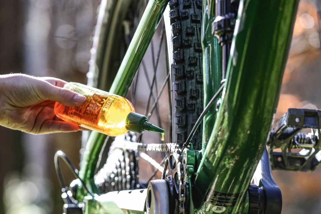 14 umweltfreundliche Schmiermittel im Test
