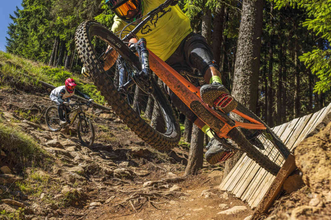 Santa Cruz 5010 versus Scor 4060 ST