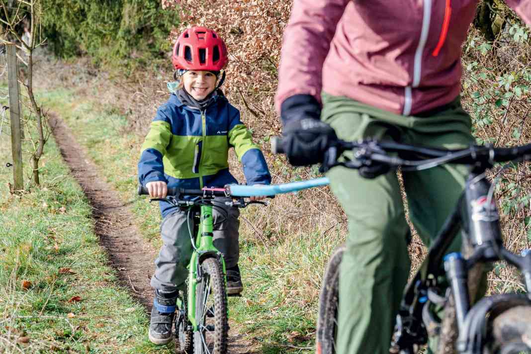 Kinder-MTBs abschleppen – 4 Systeme im Test