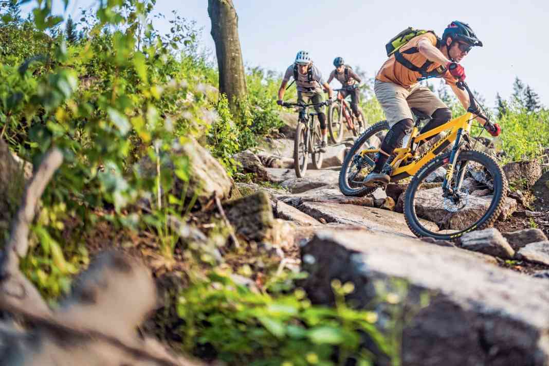 Sechs abfahrtsstarke Trailfullys im Vergleich