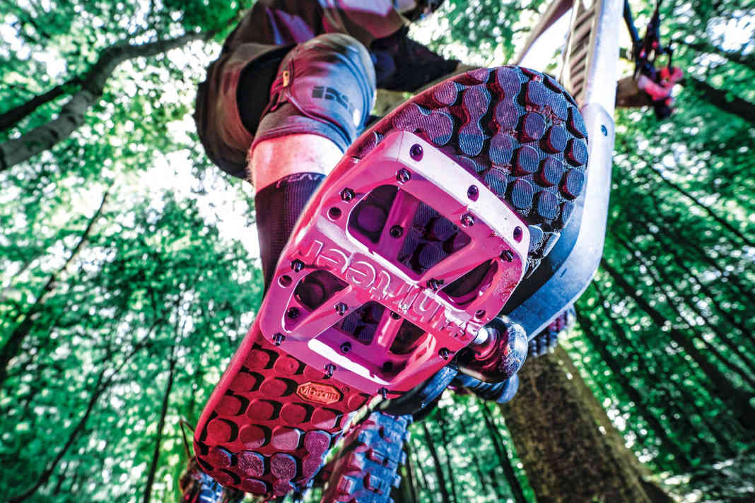 Zehn Flatpedals aus Kunststoff im Vergleich