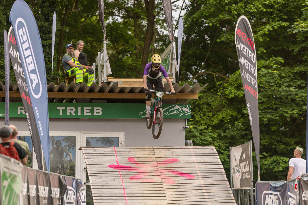 Stadtnahe Trails und urbane Renn-Action in Trieb