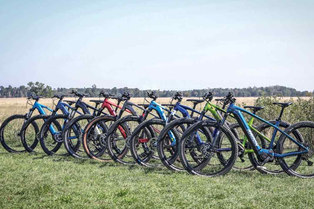 Bunte Truppe - 9 E-Hardtails im Test