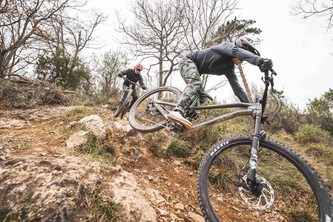 2 günstige Enduros im Duell