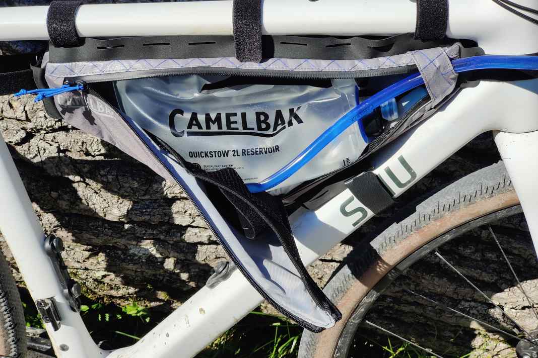 Robuste Fahrradtaschen & eine Trinkblase für die Rahmentasche