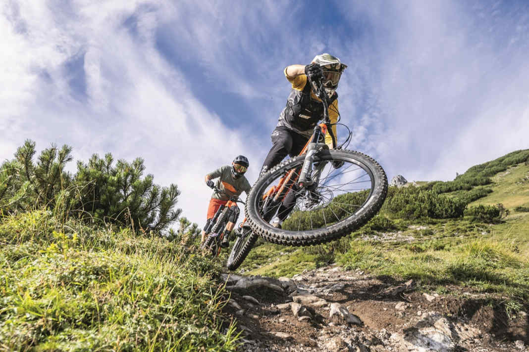 170 Millimeter: 8 Enduro-Gabeln im Test