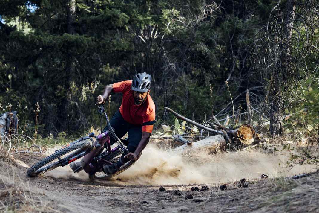 Die acht besten E-MTBs für Fahrspaß bergab