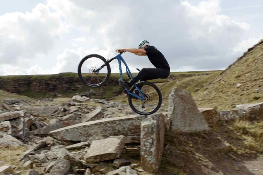 Der vielleicht kompletteste Mountainbiker in “Remnants”