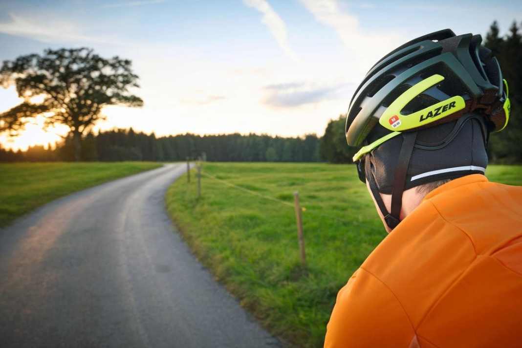 Zwölf warme Helmmützen im Test