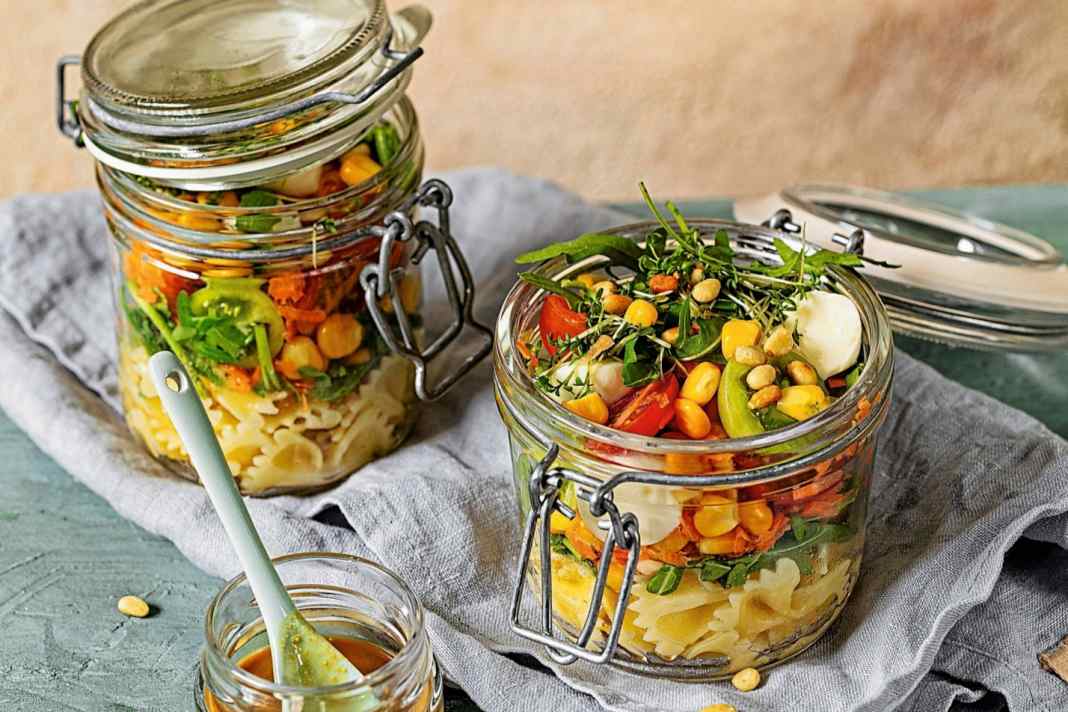Mediterraner Nudelsalat