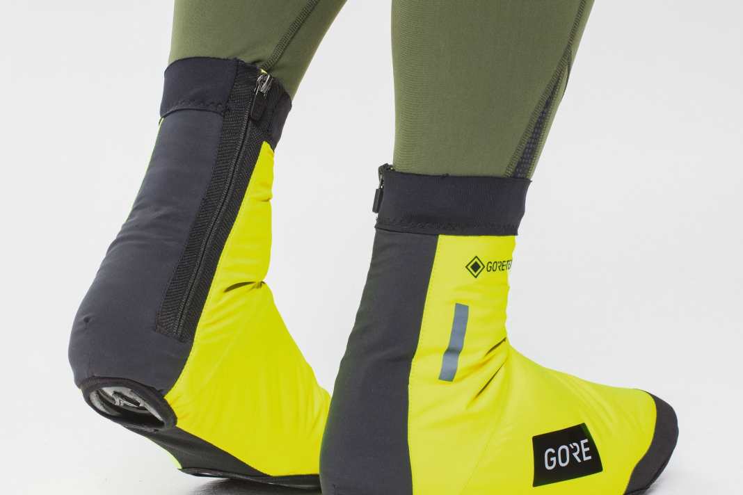 Überschuhe, lange Radhose und Lenkerband im Test
