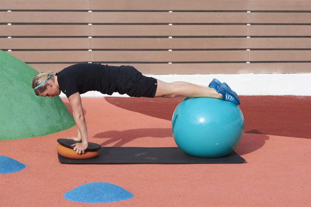 Core-Training mit Canyon-SRAM-Profi Tiffany Cromwell - Tiffany Cromwell zeigt ihre besten Stabi-Übungen