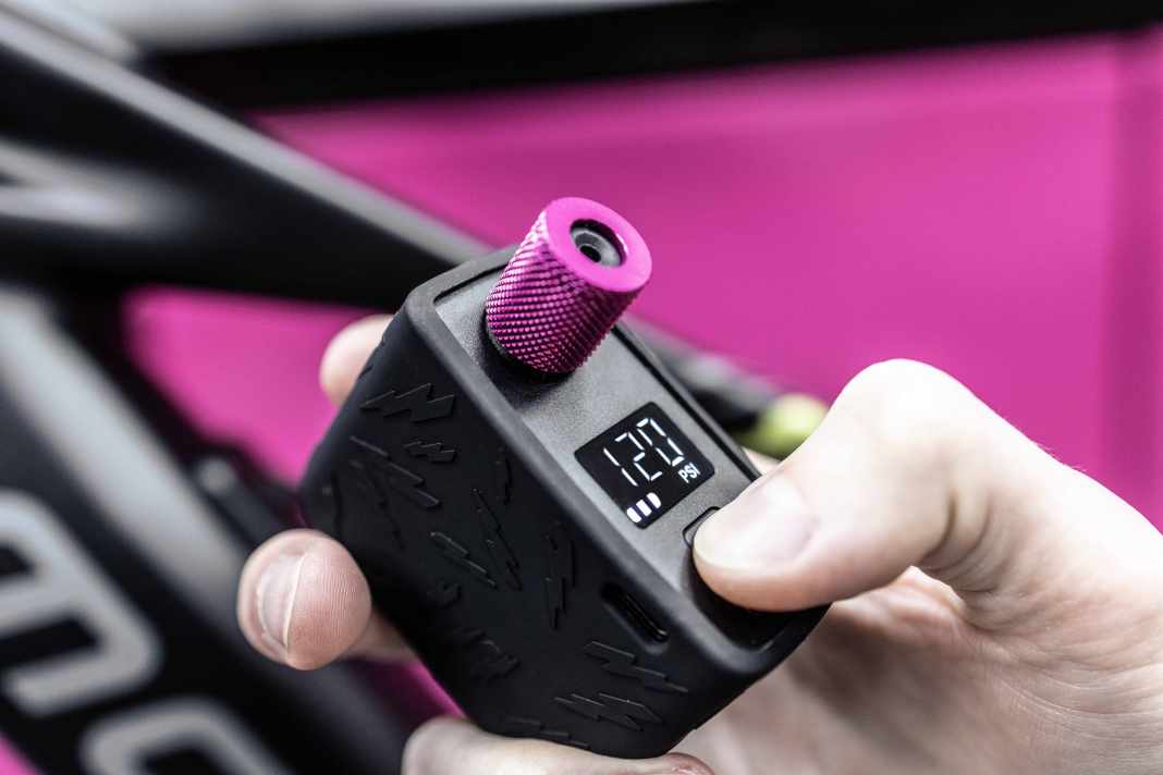Der neue Muc-Off AirMach Electric Mini Inflator Pro Minikompressor