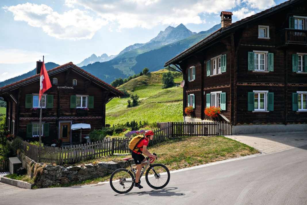 Graveltouren am Vorderrhein - Auf Schotter und Asphalt durch die Surselva