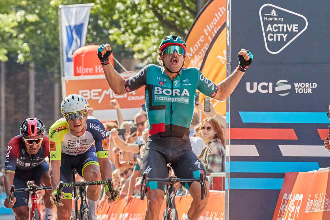 Haller stiehlt Superstar van Aert die Show