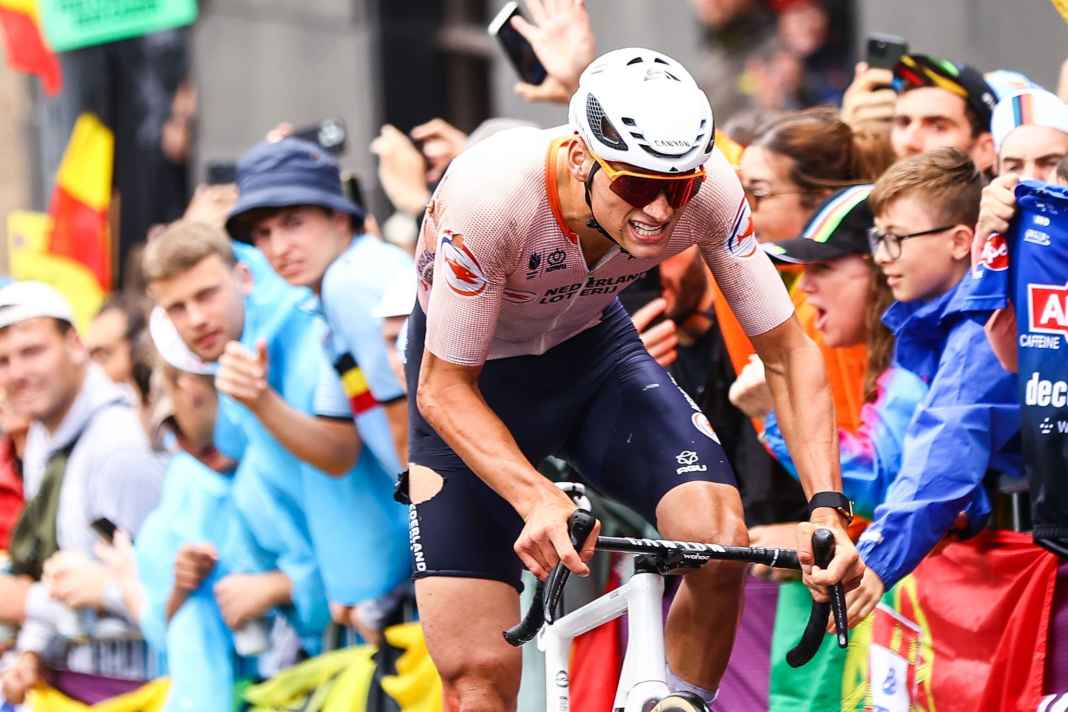 Van der Poel rast trotz Sturz im Regen auf den WM-Thron