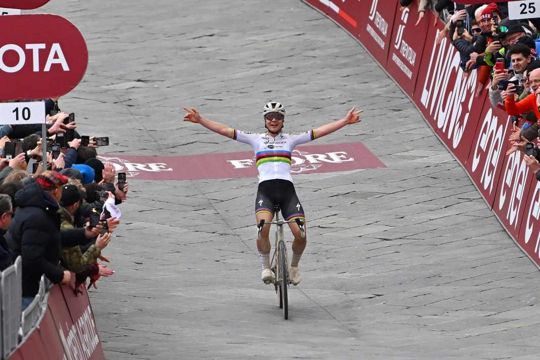 Kopecky überlistet Longo Borghini und siegt