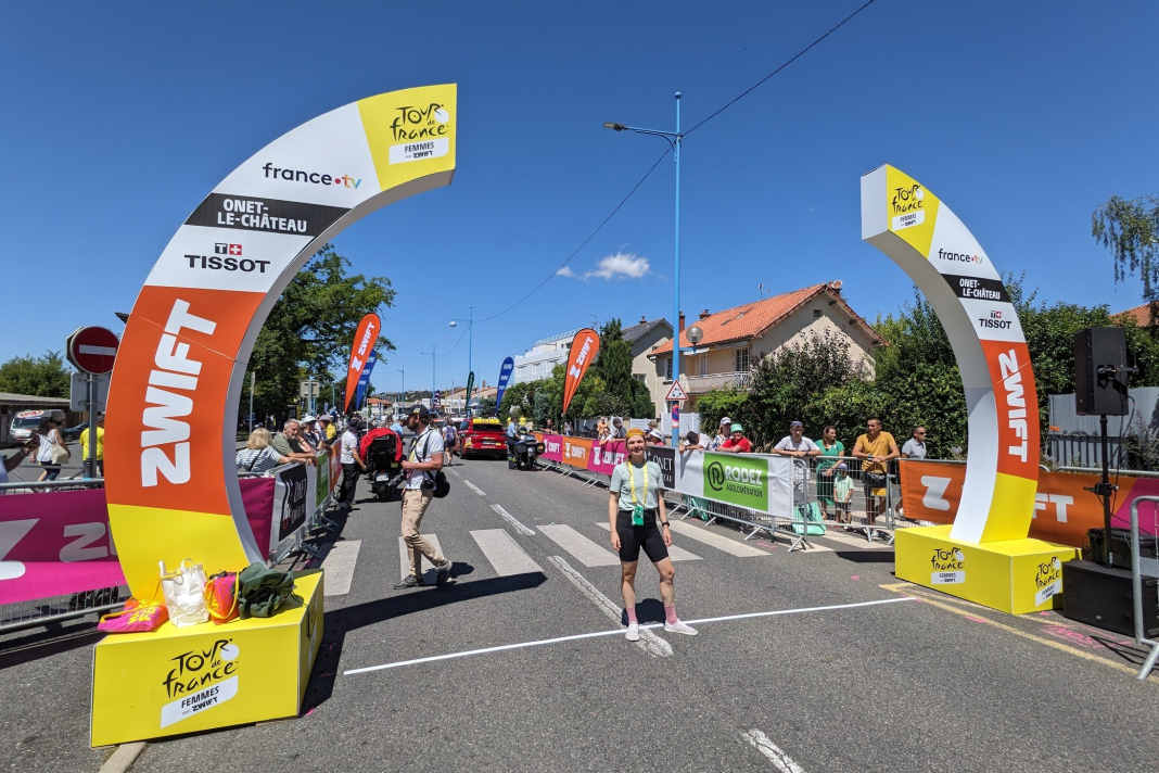 Die Tour de France Femmes avec Zwift hautnah erlebt im Begleitwagen