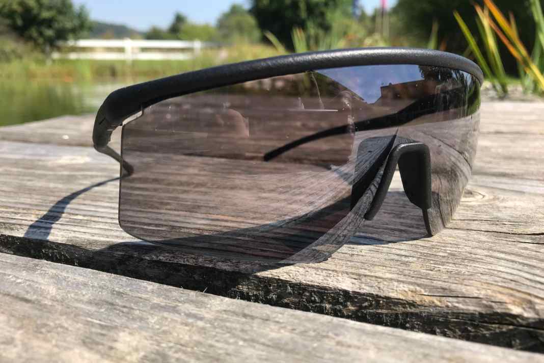 Leichte Schweizer Sportbrille mit zeitlosem Design