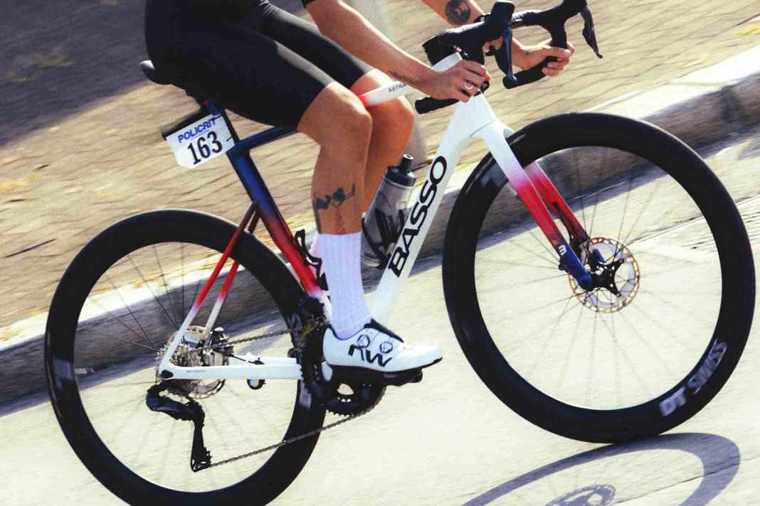 Neue aerodynamische Radsportbekleidung