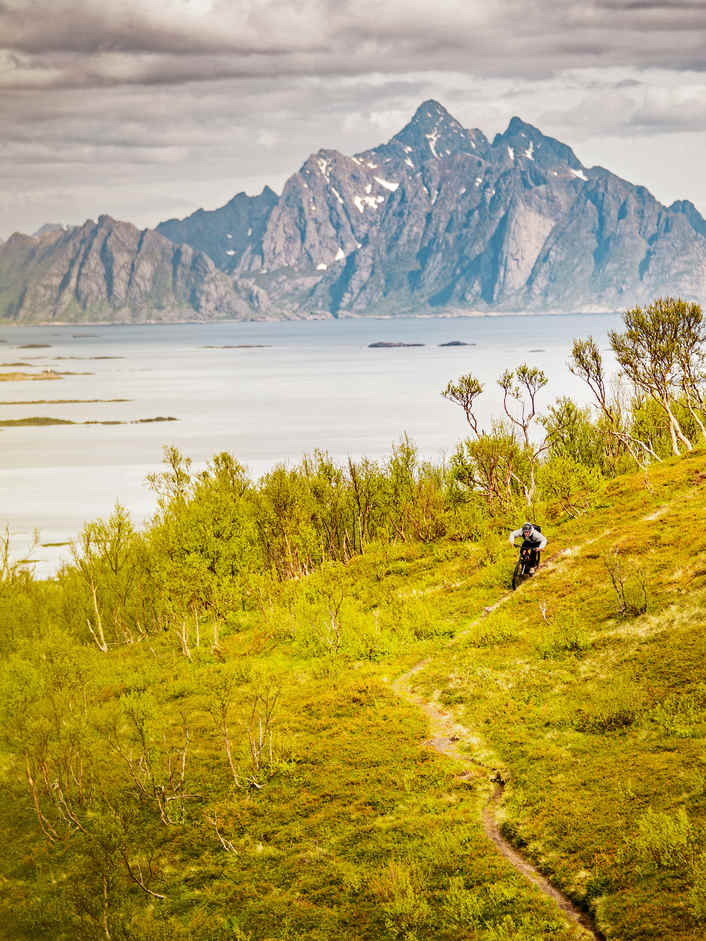 Lofoten-Trails im Mitternachtslicht
