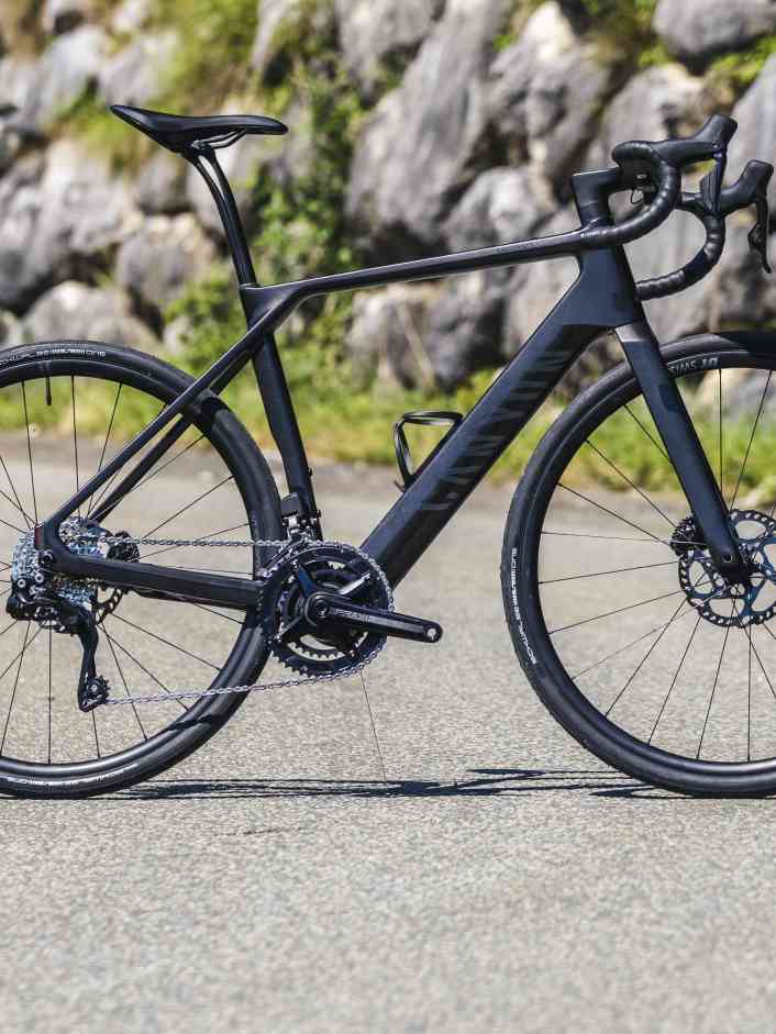 Das Canyon Endurace:Onfly CF 7 als Minimalist im Tarnkleid