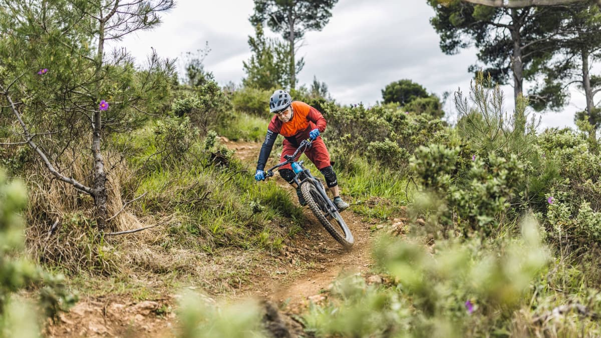 How to: EMTB Trail Riding Technique #1 - Cresting bends quickly and ...