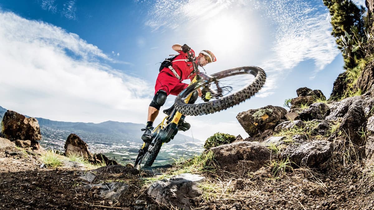 E-MTB riding technique: How to get round bends better | BIKE