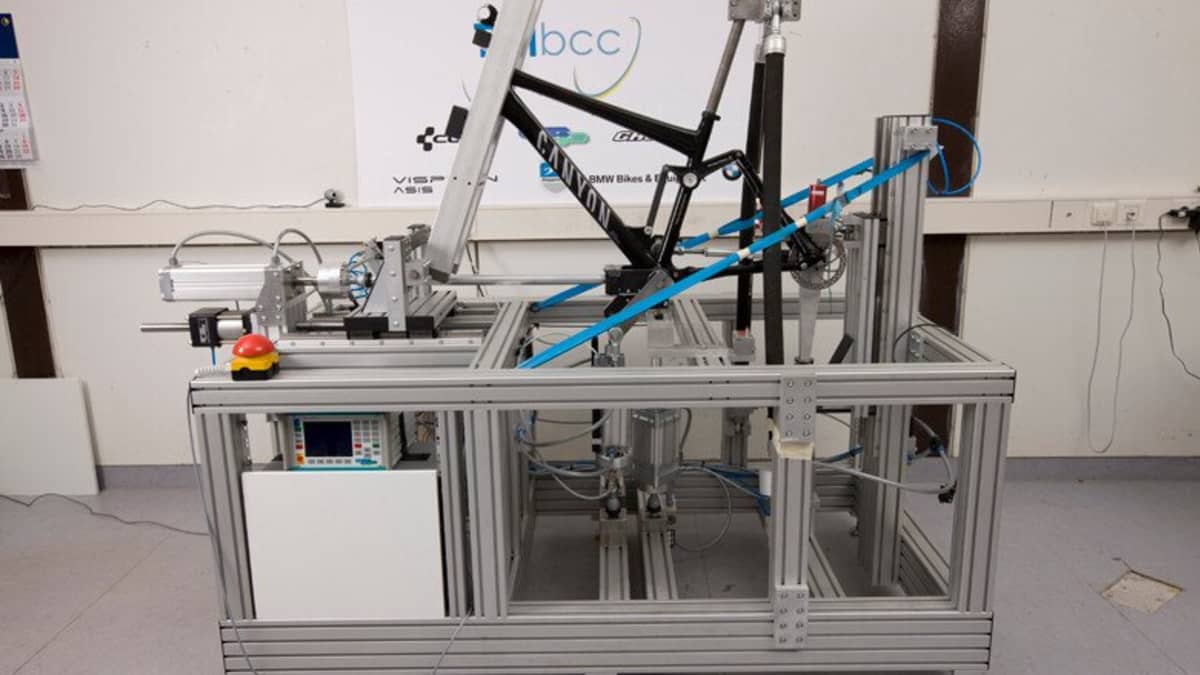 Expensive realisation: 27 carbon frames in the breaking test | BIKE