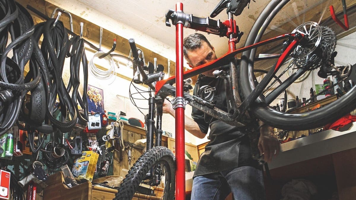 Comparison of 11 assembly stands for hobby mechanics | BIKE