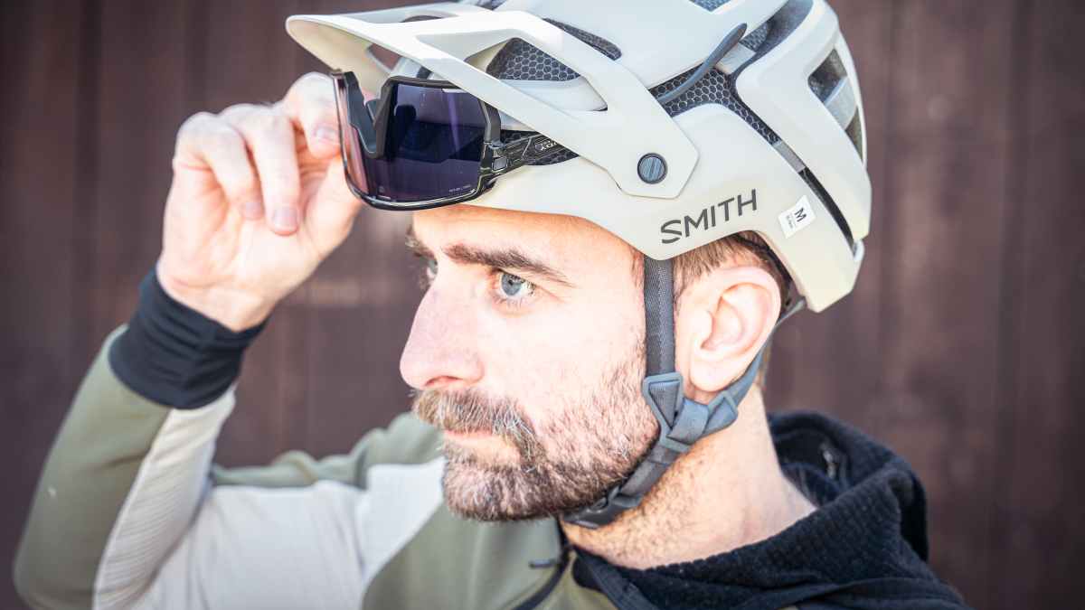 Test MTB helmets: Smith Forefront 3 - high-end helmet with honeycomb ...