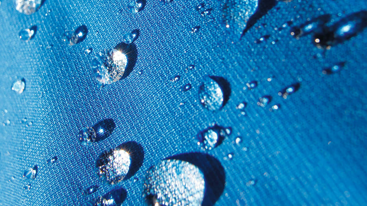 Waterproofing rain jackets - instructions: how it works | TOUR