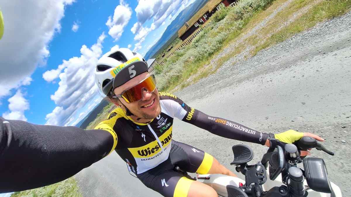 Strasser startet stark ins Transcontinental Race 2026 | TOUR