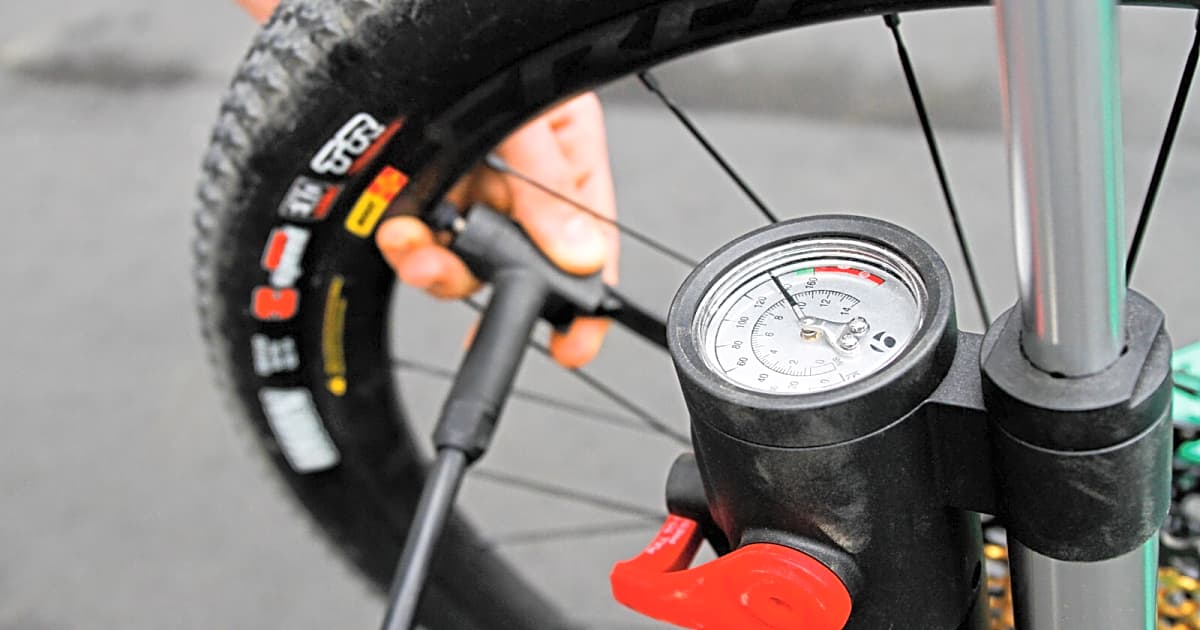5 Pumpen für Tubeless-Reifen im Test | BIKE