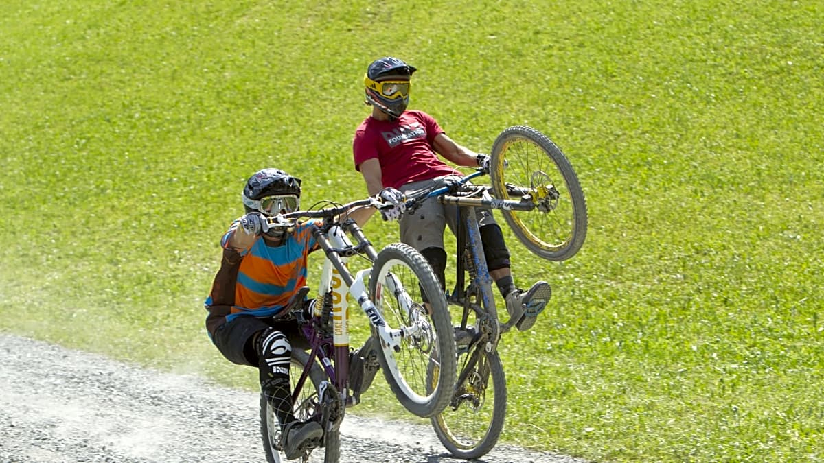 geht ein wheelie mit einem vollgefederten fahrrad