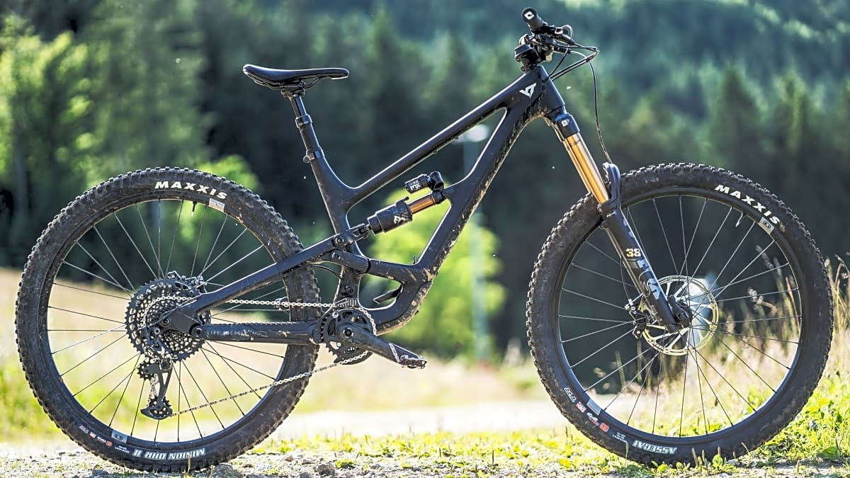 CarbonEnduro YT Capra 29 Core 4 im Test BIKE