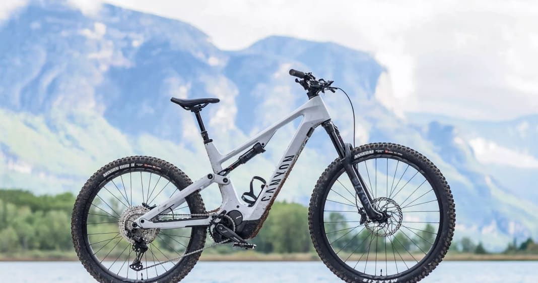 Test All Mountain E Bikes 2022 Canyon Spectral On CF 7 im EMTB Lesertest BIKE