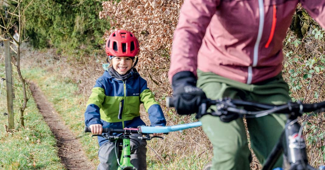 6 Abschleppseile im Test: Das beste Zugsystem für Bike-Touren mit Kids*