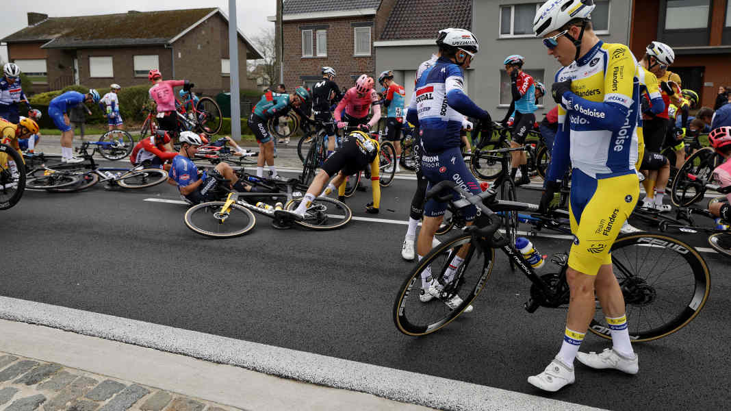 Mass crash at Tour of Flanders: Pole Maciejuk disqualified